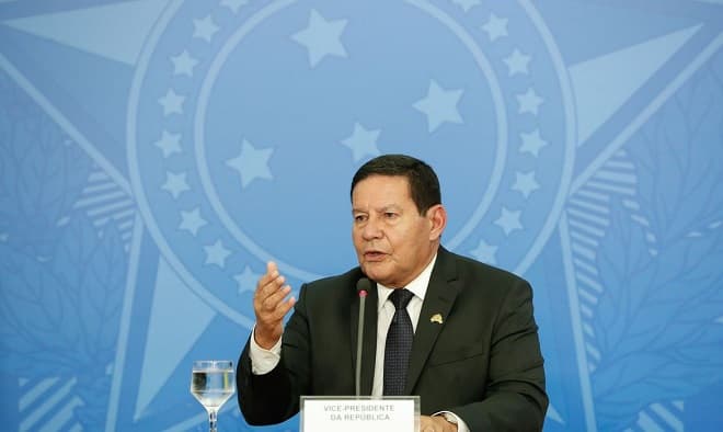 'Saiu daqui carregando o vírus', diz Mourão sobre Queiroga