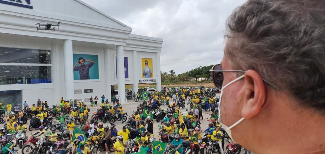 Em São Luís, Roberto Rocha participa de ato em apoio ao Bolsonaro
