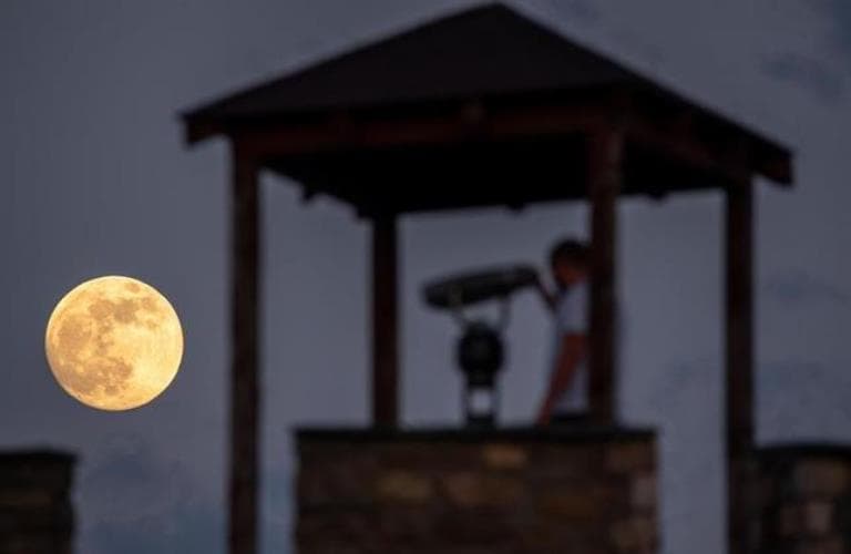 Confira as melhores fotos da superlua na noite desta terça (25)