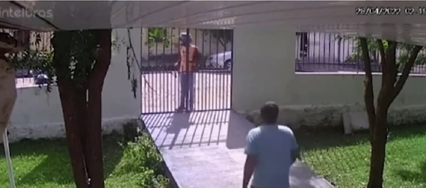 Criminosos são flagrados assaltando escola em Caxias