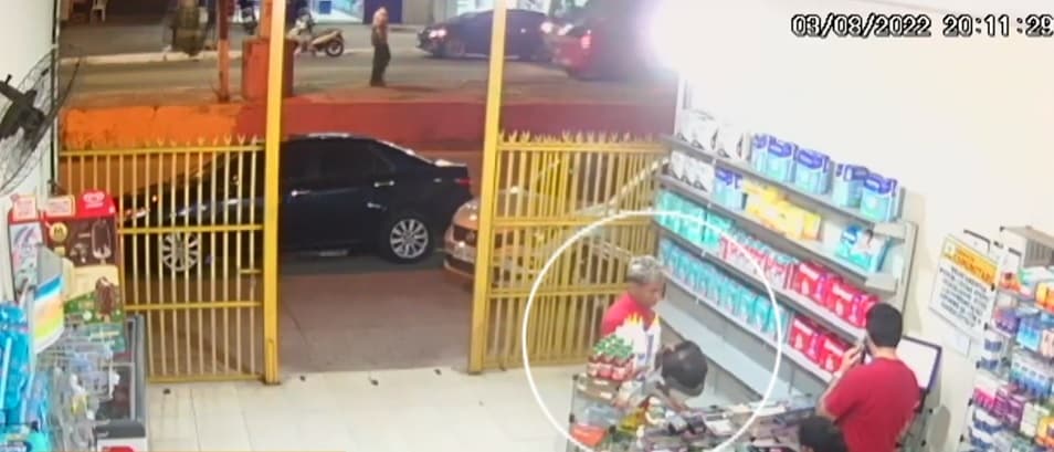 Câmera registra exato momento de assalto a farmácia