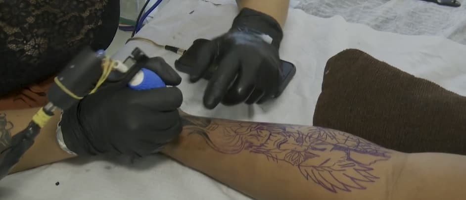 Entenda os riscos e cuidados na hora de fazer uma tatuagem