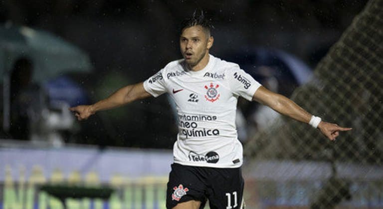 Romero faz dois e Corinthians vence o Vasco em duelo contra o rebaixamento