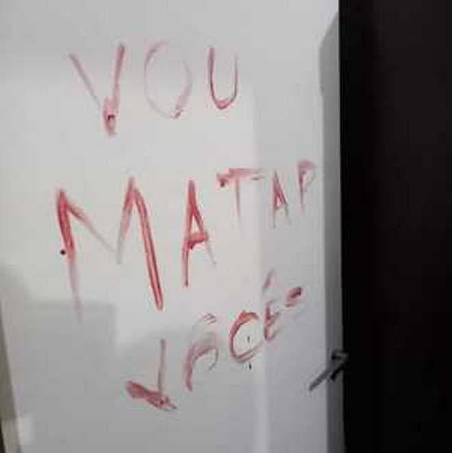 Garota esfaqueia irmão e escreve ameaça na porta com o sangue dele: 'Vou matar você'