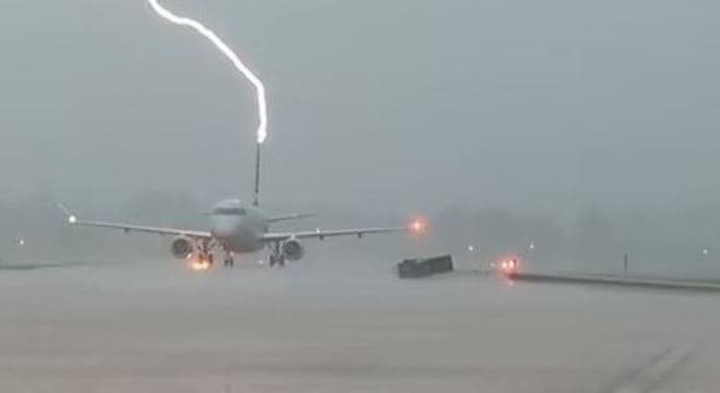 Raio atinge avião lotado de passageiros nos EUA