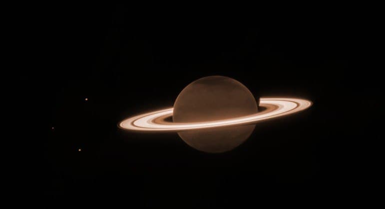 Imagem de Saturno com os anéis brilhantes é captada por telescópio