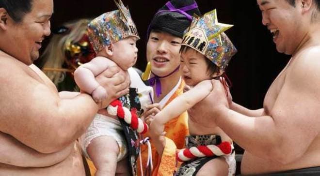 lutadores apavoram bebês e os põem frente a frente para ver qual chora mais alto 