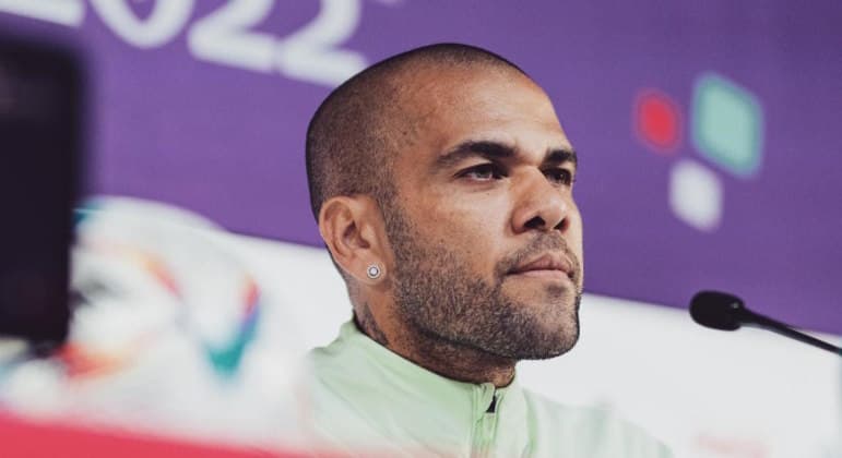 Daniel Alves faliu? Entenda por que Neymar precisou emprestar dinheiro ao jogador