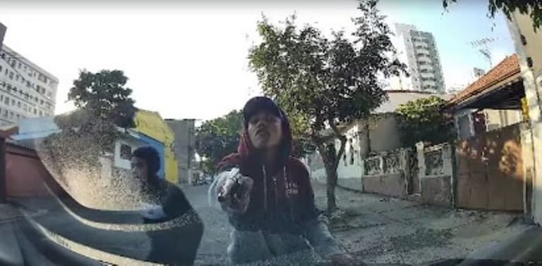 Suspeitos roubam carro, entram em pânico ao notar câmera e ‘se entregam’ à polícia
