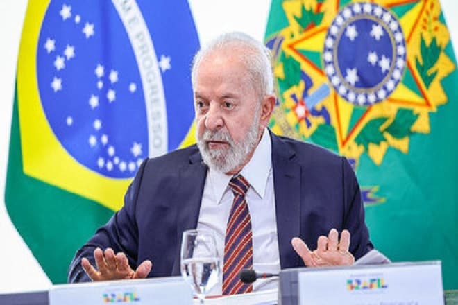 Lula assina decreto que garante R$ 2.000 por ano para alunos do ensino médio
