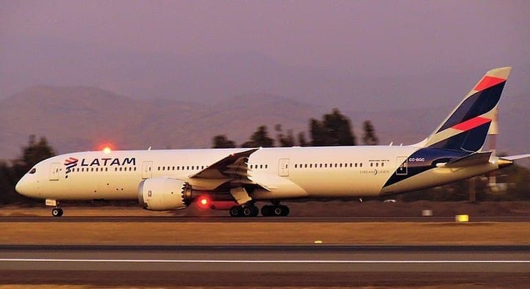Movimento brusco no ar deixa 50 passageiros feridos em voo da LATAM