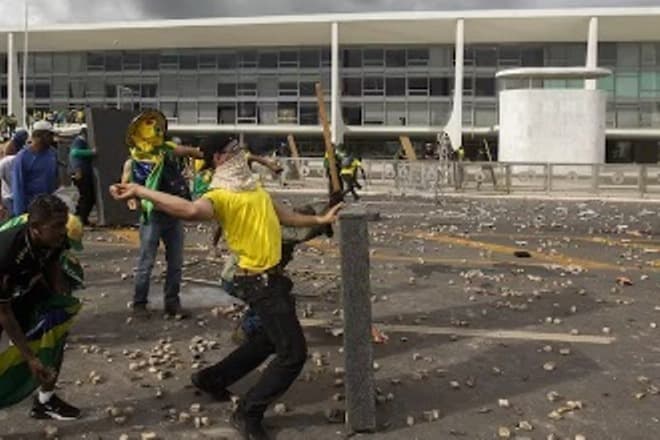 PF vai encaminhar a Milei lista com pedidos de extradição de envolvidos no 8 de Janeiro