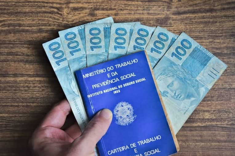 Salário mínimo pode ter aumento de R$ 103 e atingir R$ 1.515 em 2025