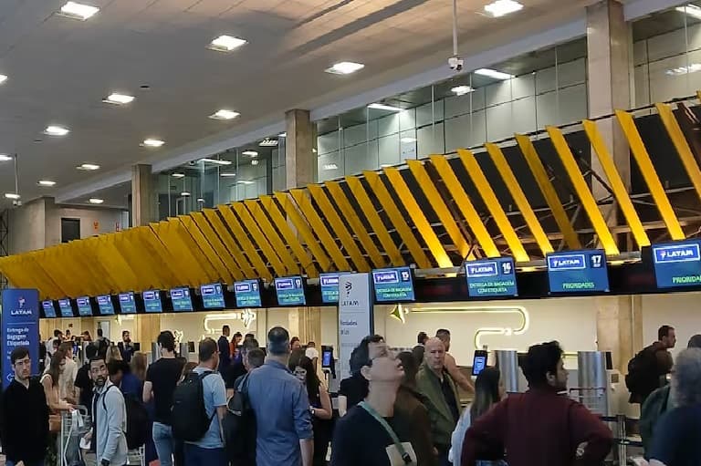 Atrasos e cancelamentos de 75 voos deixam aeroporto de Congonhas abarrotado