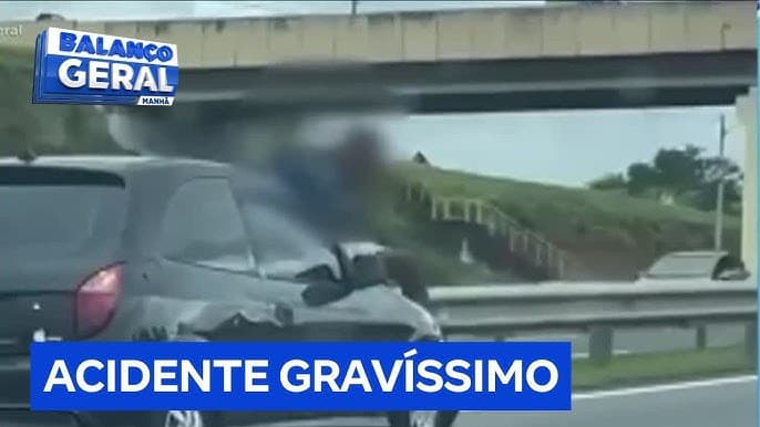 Homem é arremessado de capô de carro em rodovia após discutir com ex