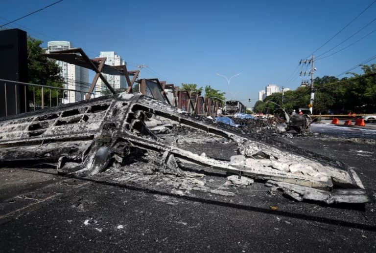 Avião cai em avenida da zona oeste de São Paulo