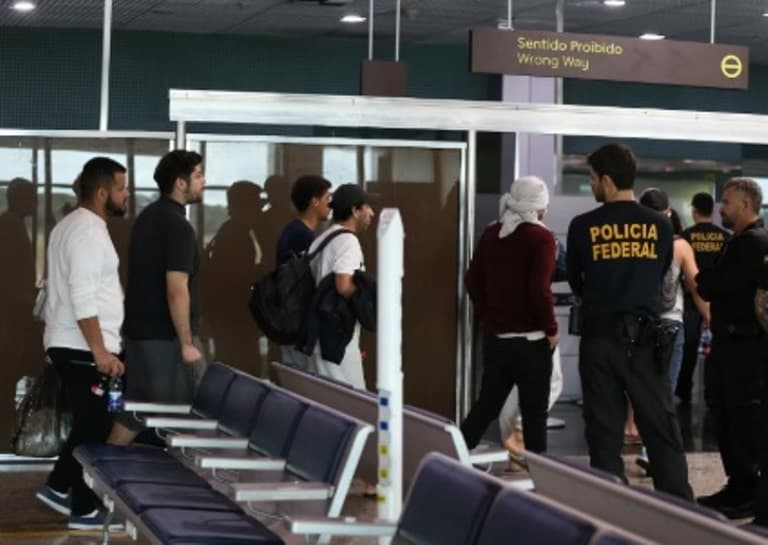 Voo com deportados dos EUA chega ao Brasil nesta sexta (7)