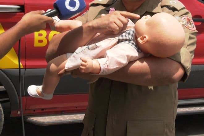 Saiba como fazer a manobra de desobstrução em bebê engasgado