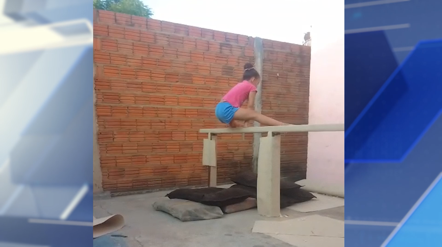 Criança viraliza nas redes sociais com treinos improvisados de ginástica artística em casa