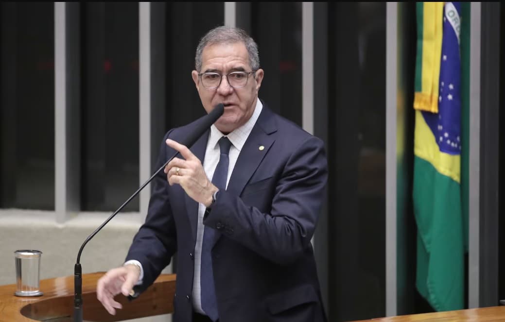 Comissão adia votação da PEC que reduz jornada para 40 horas e mantém escala 6x1
