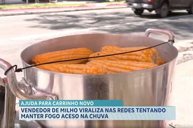 Vendedor de milho viraliza nas redes tentando manter fogo aceso na chuva