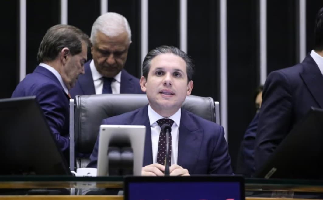 Hugo Motta decide pautar anistia; versão será voltada para ‘redução de penas’