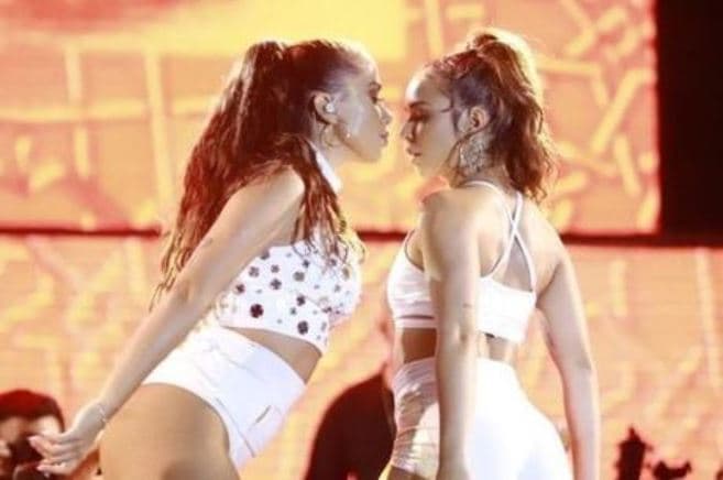Anitta admite affair com bailarina: 'A gente se curte há anos'