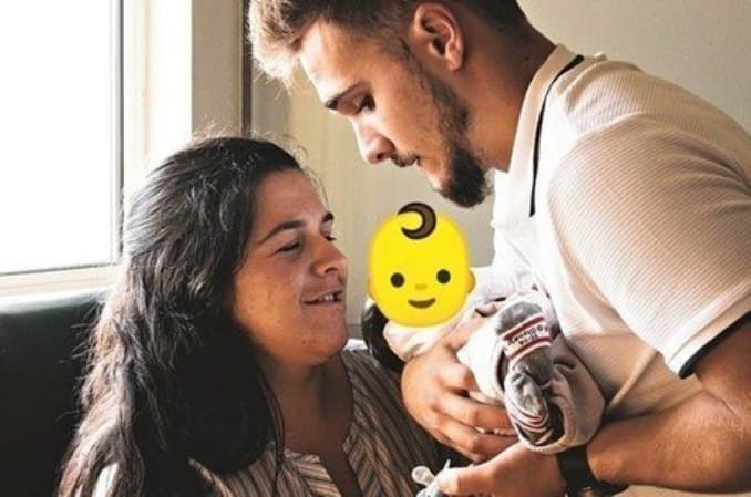 Pais do bebê sem rosto dão exemplo de amor incondicional