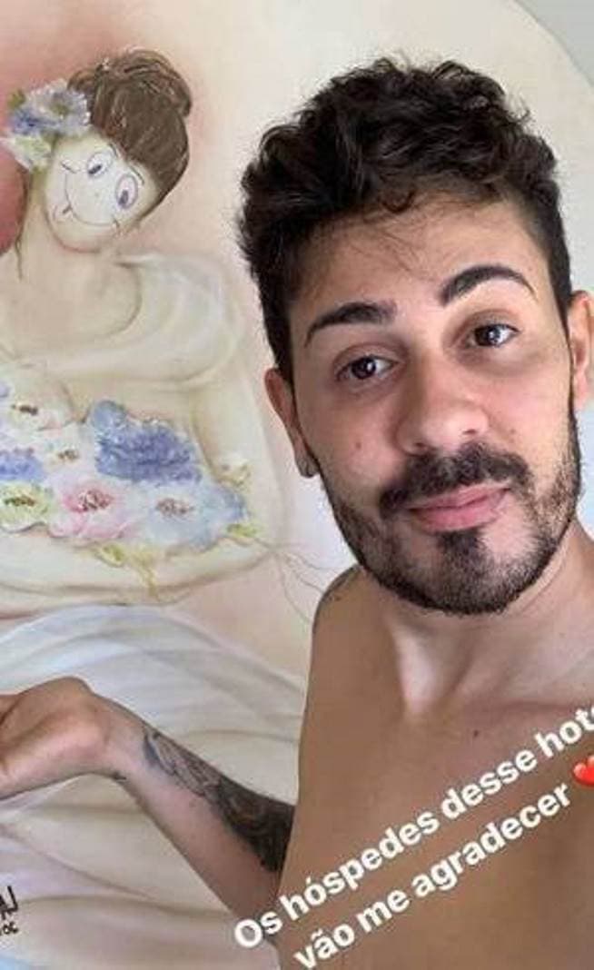 Carlinhos Maia rabisca obra de arte e é criticado na internet