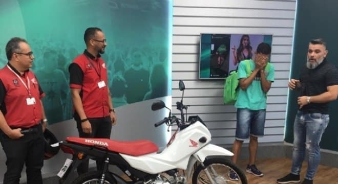 Órfão, entregador humilhado por miss se emociona com surpresa