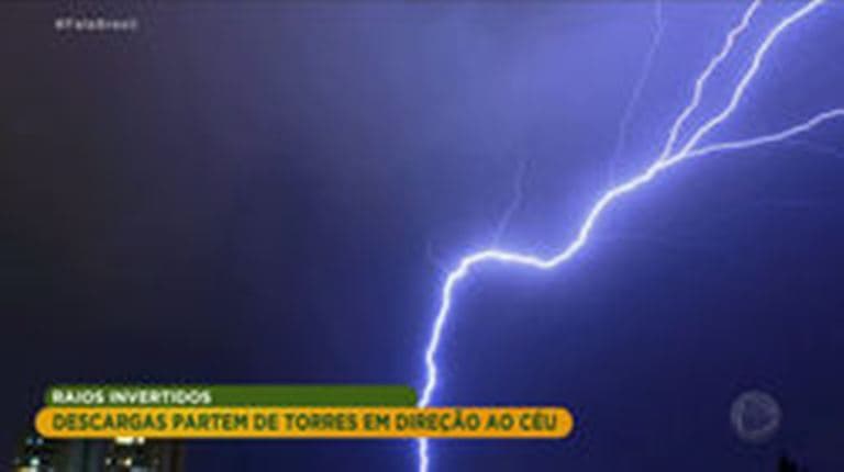 Raios invertidos saem de torres em direção ao céu