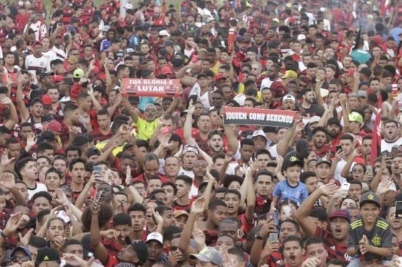 multidão de torcedores