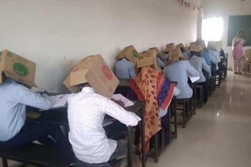 Faculdade coloca caixa de papelão na cabeça de alunos para evitar cola