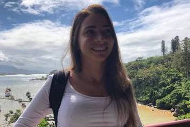 Lais Souza posta foto em pé e festeja evolução do tratamento