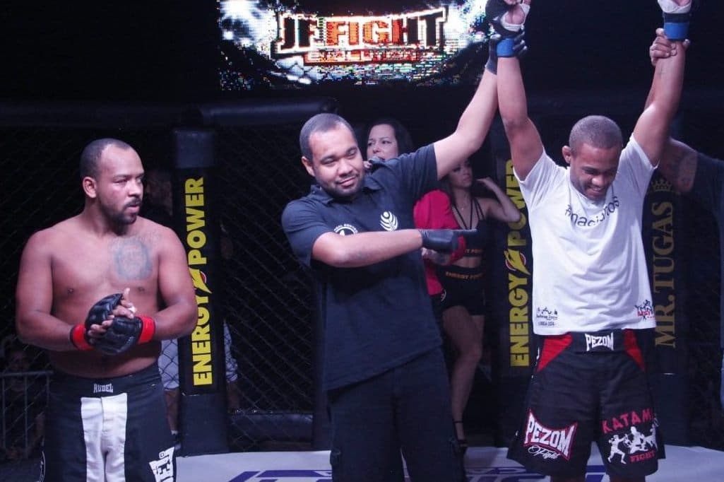 ‘Vem Tranquilo’ é finalizado em estreia como lutador profissional de MMA