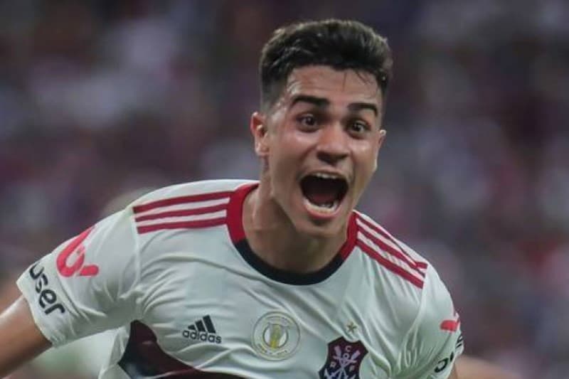 jogador de futebol comemora