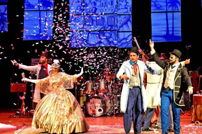 atores encenam em palco de teatro