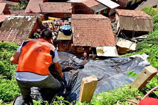 defesa civil trabalha em área de risco