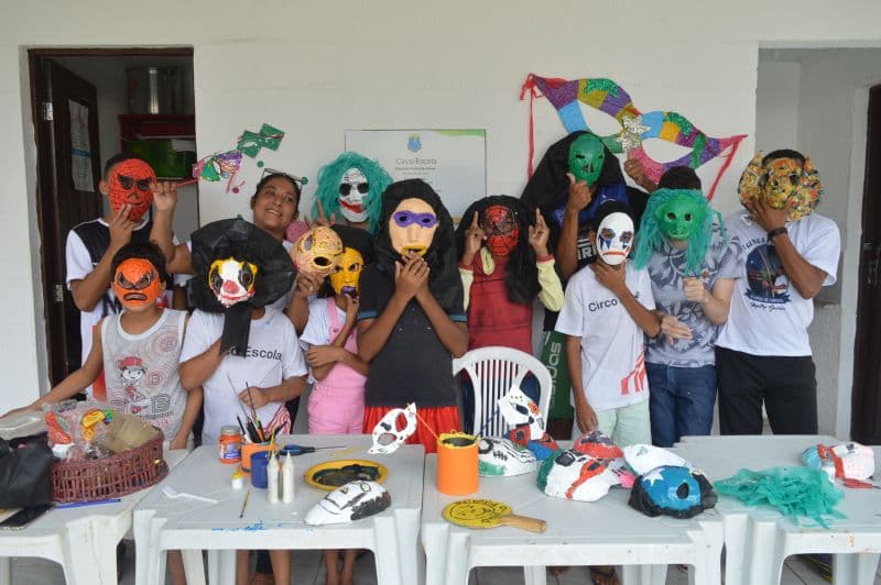pessoas usando máscaras