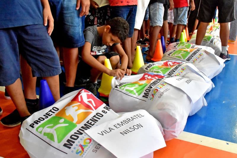 crianças em quadra esportiva