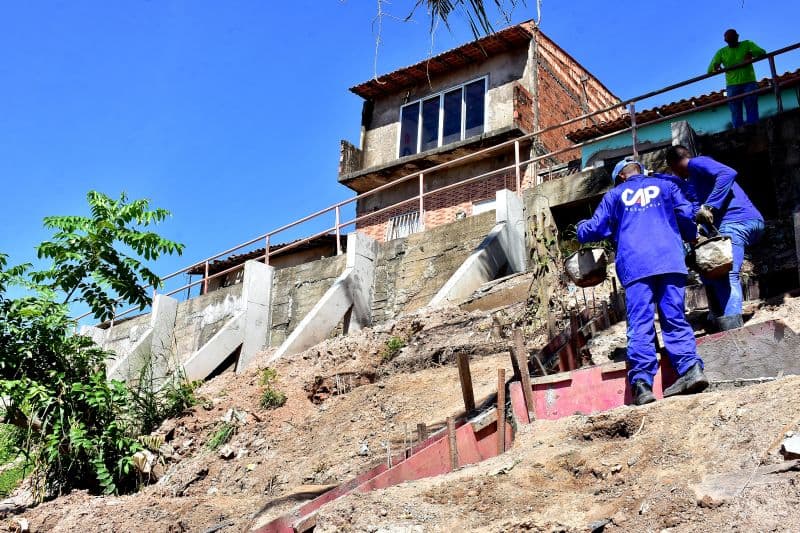 São Luís: continua obra de contenção de encosta no bairro Sá Viana