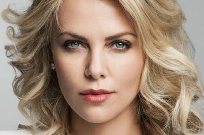 Charlize Theron cria projeto contra violência doméstica na pandemia