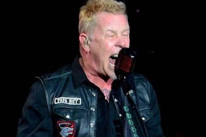 homem canta ao microfone