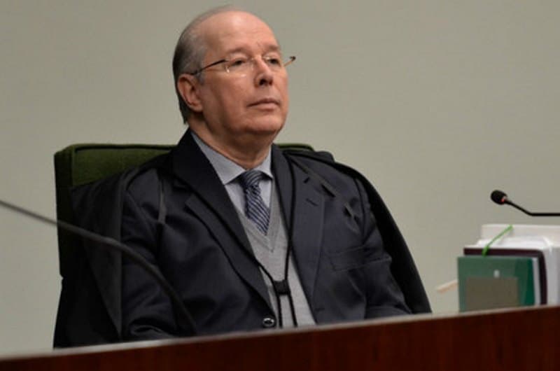 homem de óculos sentado