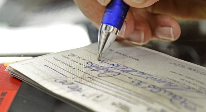Taxa do cheque especial sobe e faz dívida dobrar em um ano
