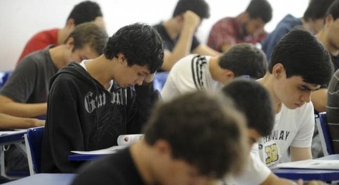 Concursos públicos oferecem vagas com salários de até quase R$ 14 mil
