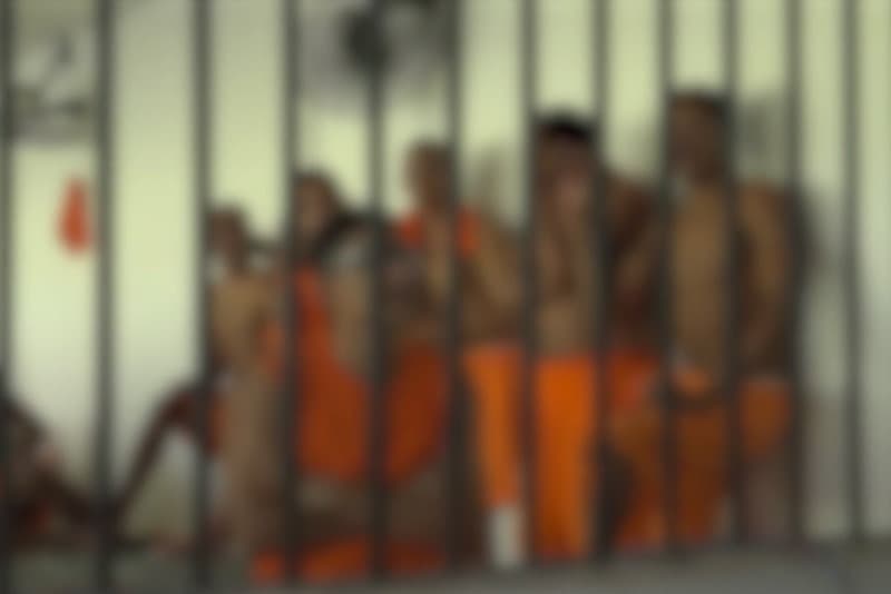 Bolsonaro desobriga uso de máscaras em presídios