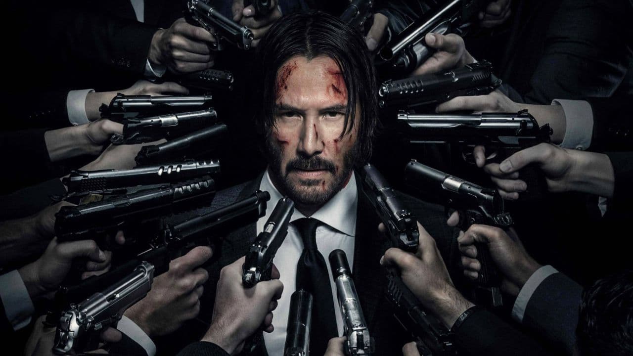 homem cercado por armas de fogo