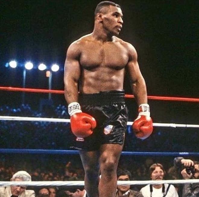 Medo de 'pisão no pé' fez Mike Tyson desistir de carreira no MMA