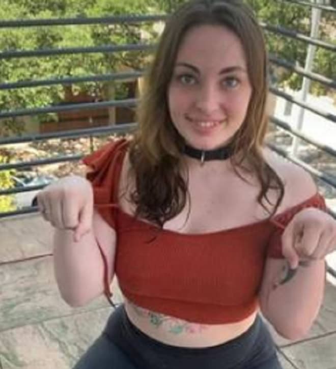 Mulher larga o emprego para ganhar fortuna ao se passar por cachorro
